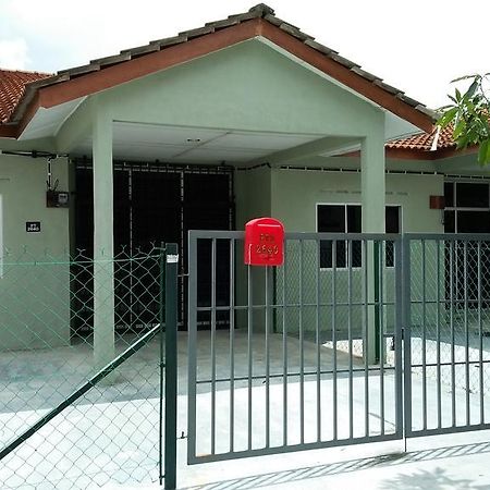 Homestay Mimie Gemas エクステリア 写真
